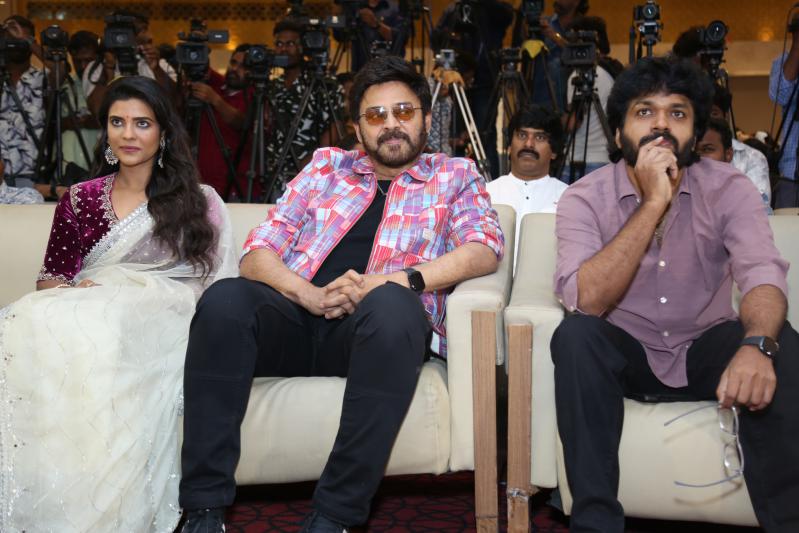 SankranthikiVasthunam (78)