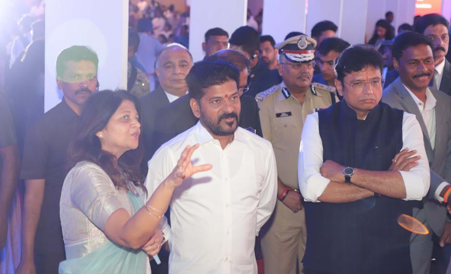 SHIKHA GOEL SEEN EXPLAINIG IMMERSIVE EXPERIENCE OF HUMANOID ROBOT AND OTHER TECHNOLOGIES ON DISPLAY AT THE STALLS AT THE SHIELD 2025