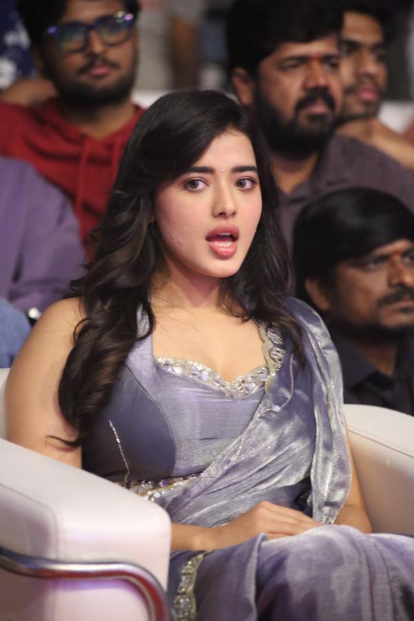 Ketika Sharma (24)