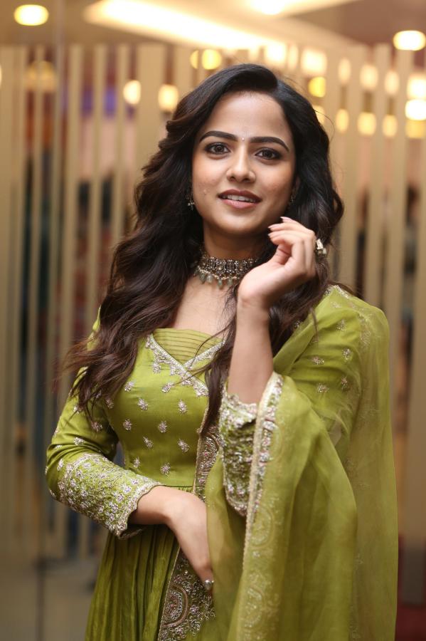 Vaishnavi (49)