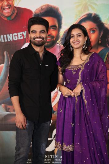 Akkada Ammayi Ikkada Abbayi (19)