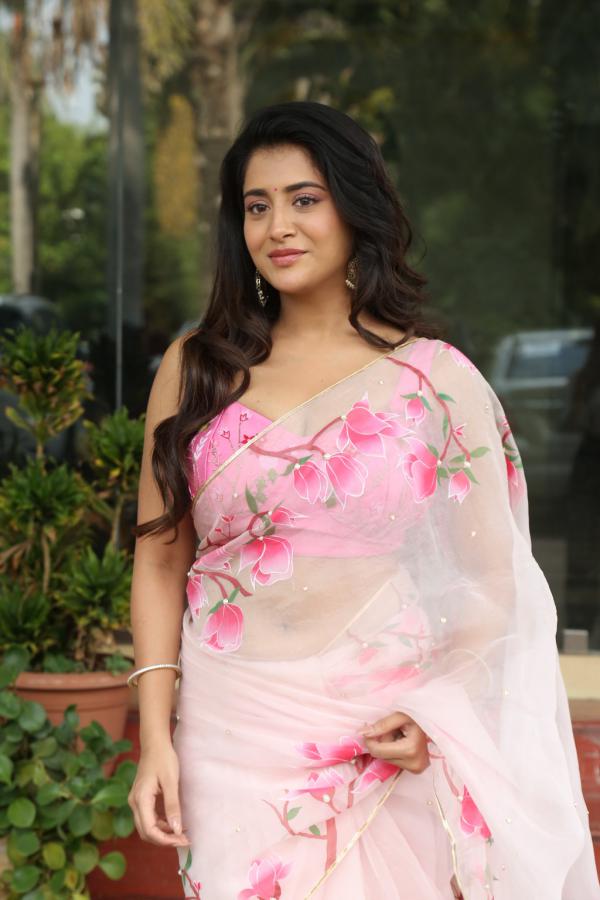 Rashi Singh (25)