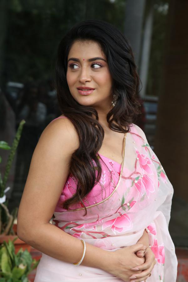 Rashi Singh (82)