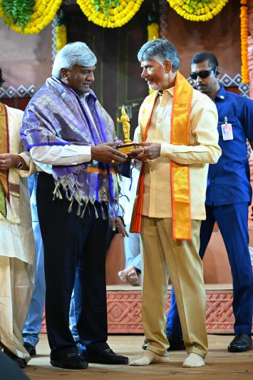 Jayaram Komati Receiving the Kalaratna Award from Chandrababu