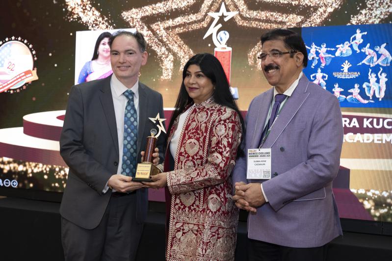 Mr Dilip Chouhan presentign the AWard to Mrs Swathi Atluri