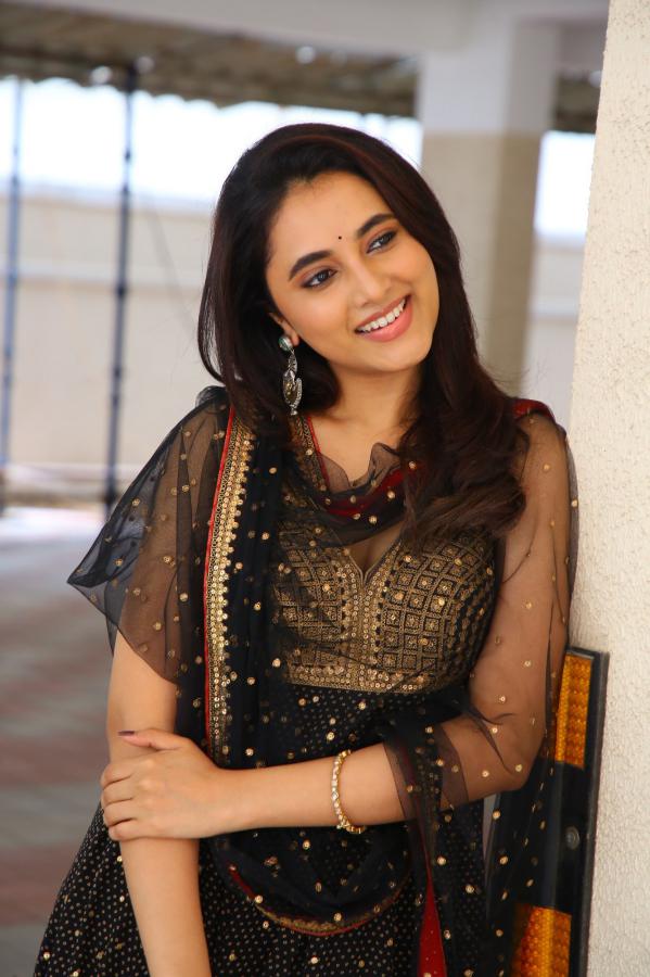 Malavika MOhan (59)