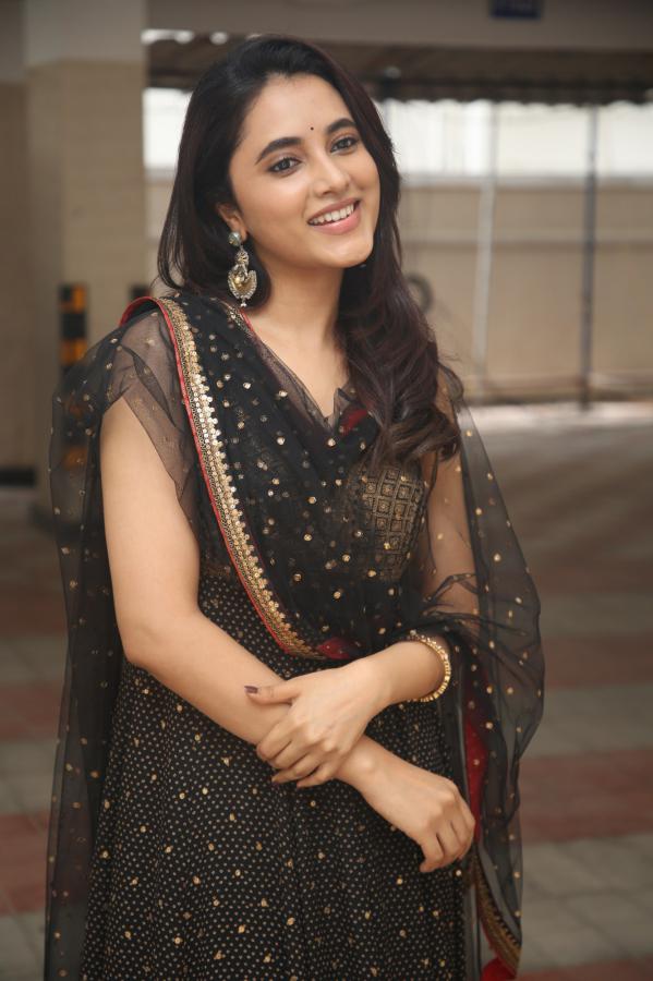 Malavika MOhan (74)