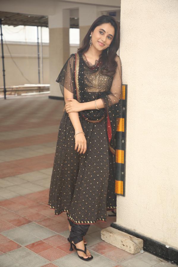Malavika MOhan (84)