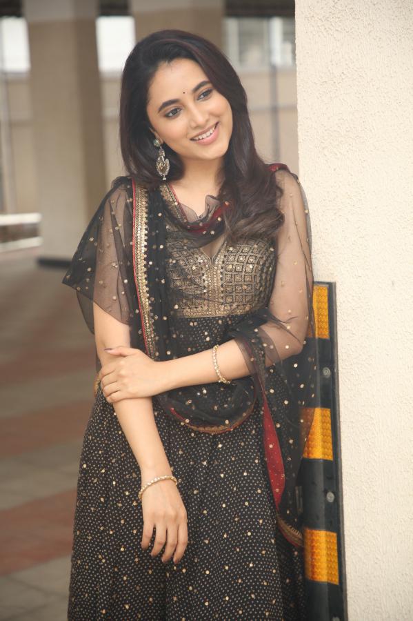 Malavika MOhan (85)