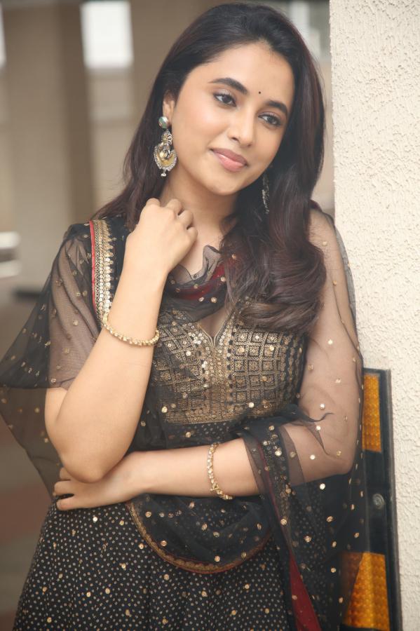 Malavika MOhan (88)