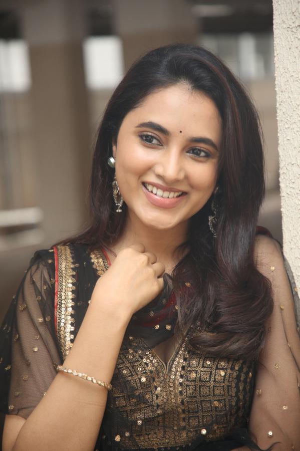 Malavika MOhan (91)