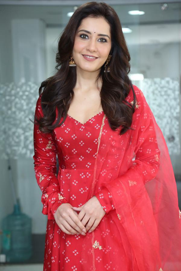 Raasi Khanna (78)