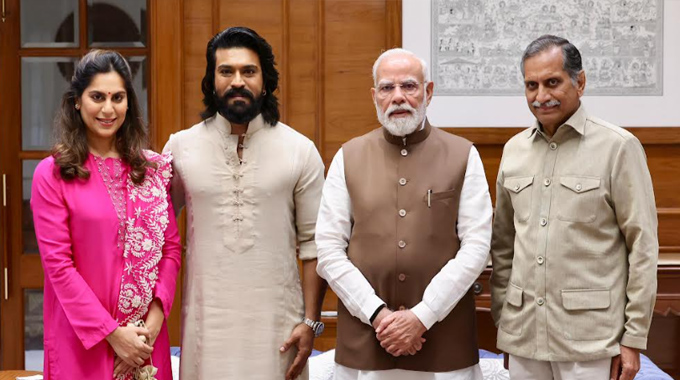 Ram Charan Anil Kamineni Apl Delegation Present Symbolic Bow To Pm Modi