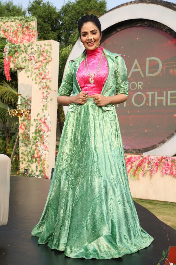 Sreemukhi (12)