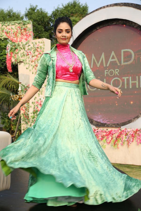 Sreemukhi (16)