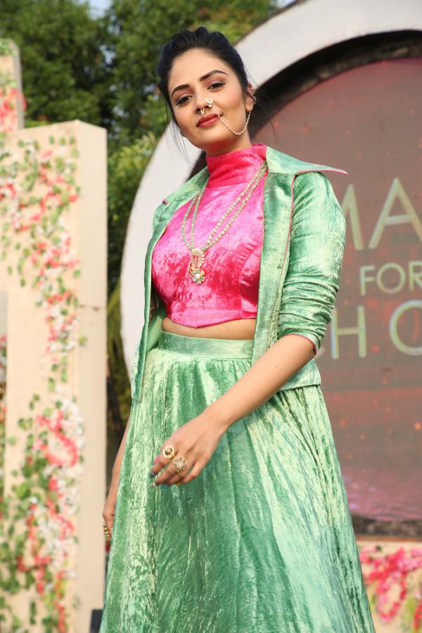 Sreemukhi (7)