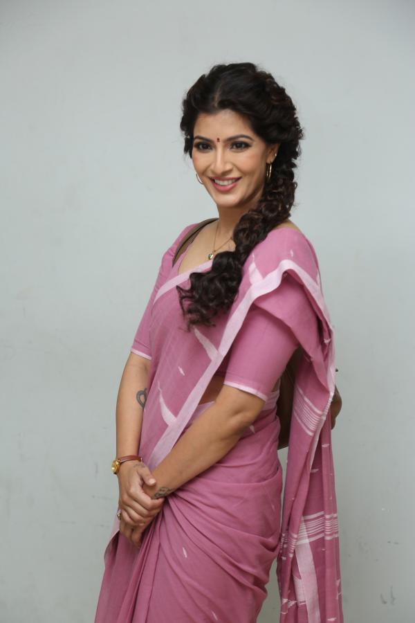 Varalakshmi Sarathkumar (16)