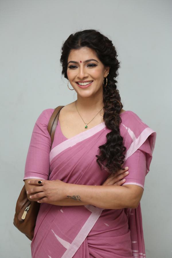 Varalakshmi Sarathkumar (23)