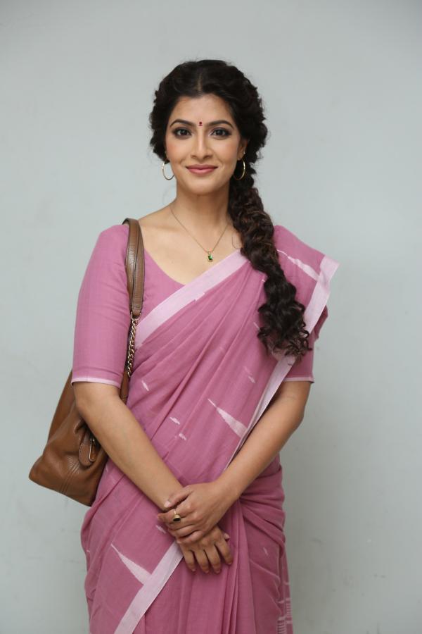 Varalakshmi Sarathkumar (36)