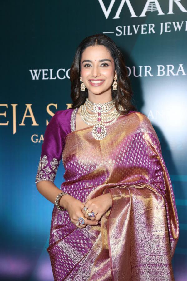 Meenakshi Chaudary (25)
