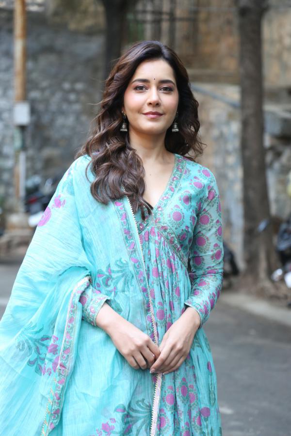 Raashi Khanna (23)