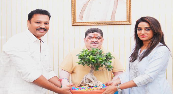 Anchor & Artist Udaya Bhanu Meets Telangana Minister Ponnam Prabhakar