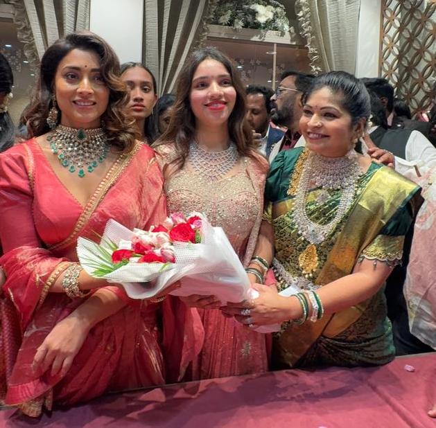 Shriya Saran inaugurates SKT Gold & Diamonds