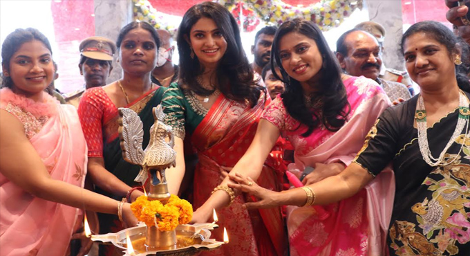 Actress Manasa Varanasi inaugurates Anutex Shopping Mall at RC Puram, Hyderabad Actress Manasa Varanasi inaugurates Anutex Shopping Mall at RC Puram, Hyderabad