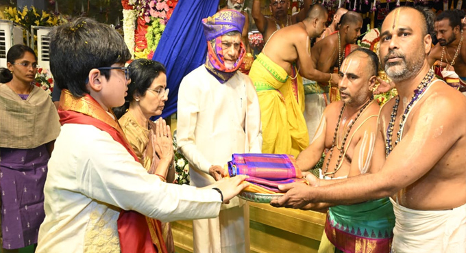 AP CM offers Pattu vastrams to Vontimitta Sri Kodandarama Swamy Ap Cm Offers Pattu Vastrams To Vontimitta Sri Kodandarama Swamy