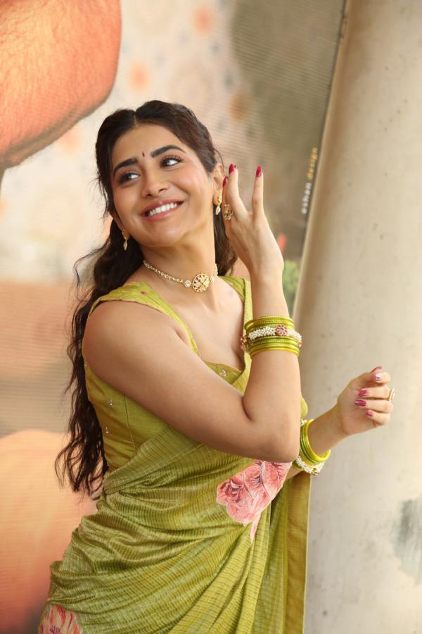 Rashi Singh (32)
