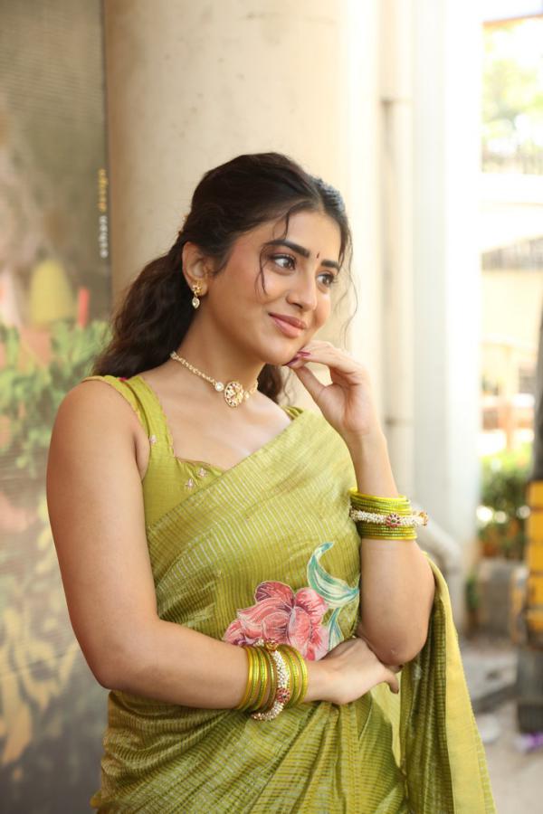 Rashi Singh (38)