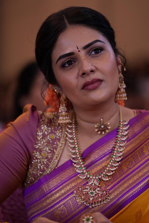 Sreemukhi (12)