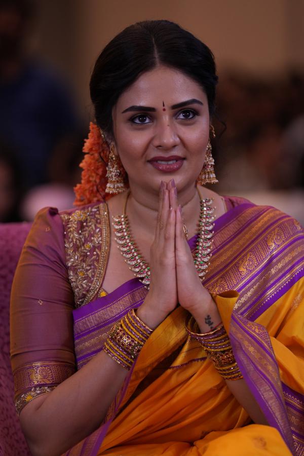 Sreemukhi (18)