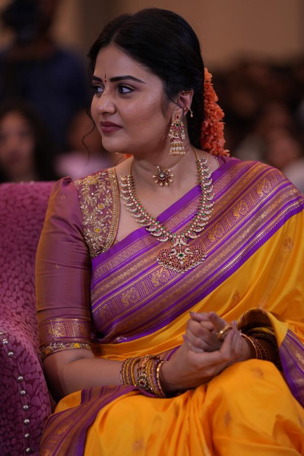 Sreemukhi (37)