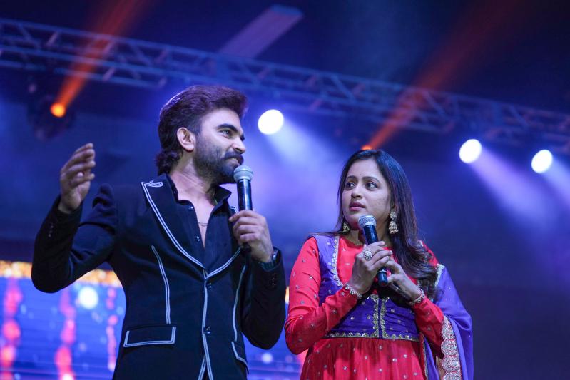 Suma and pradeep on stage