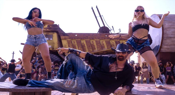Akshay Kumar Casts His Magic In Ooncha Lamba Kad Forever