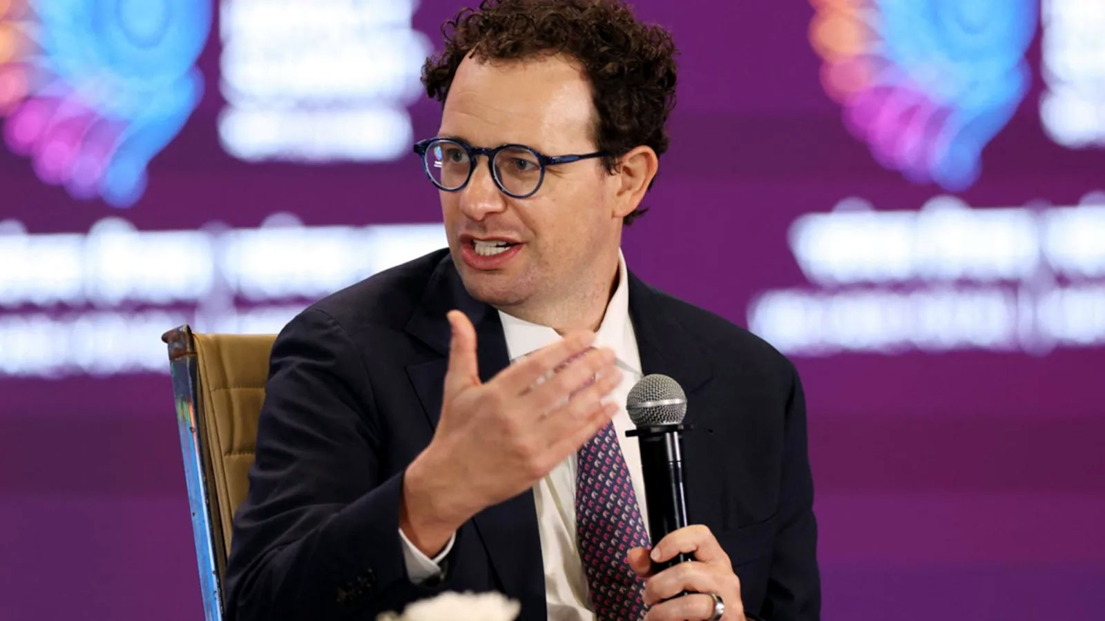 Inside Anthropic How Ceo Dario Amodei Manages About A Trillion Ai Empire With Just One Direct Report 