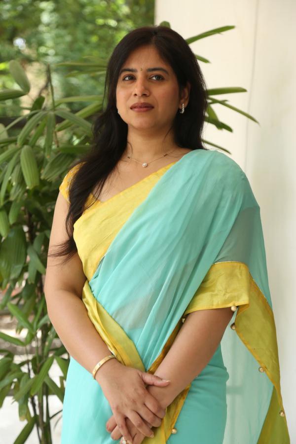Niharika Dasari (19)