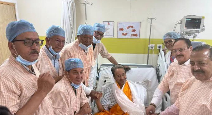 Sonam Wangchuk Ends Fast Sonam Wangchuk Ends Fast