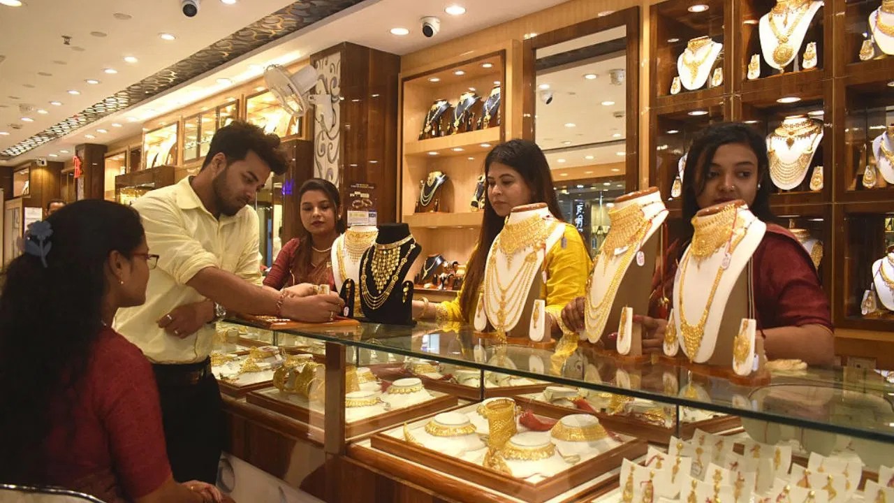 Jewellers May Earn Up to 1% Incentive Under Revamped Gold Monetisation Scheme: IBJA Jewellers May Earn Up to 1% Incentive Under Revamped Gold Monetisation Scheme: IBJA