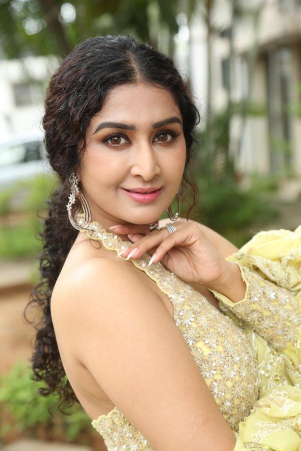 Farnaz Shetty (26)