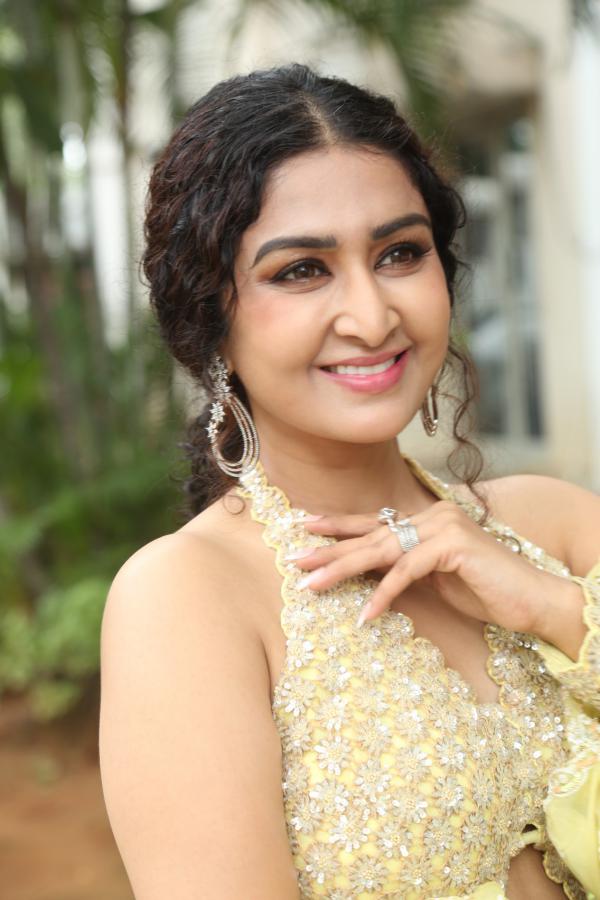 Farnaz Shetty (27)