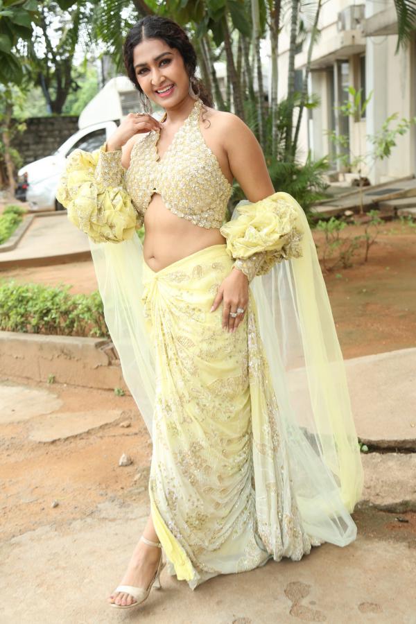 Farnaz Shetty (51)