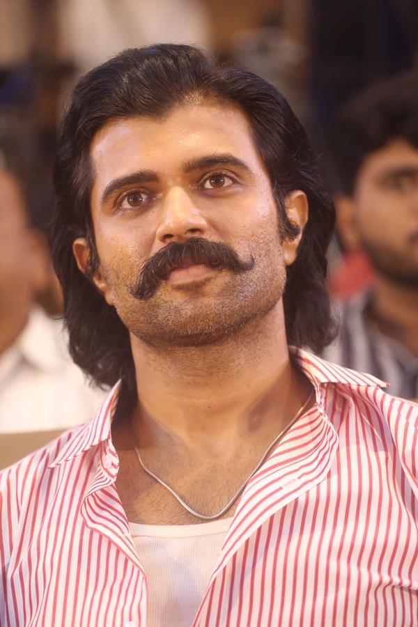 Vijay Deverakonda (32) (Copy)