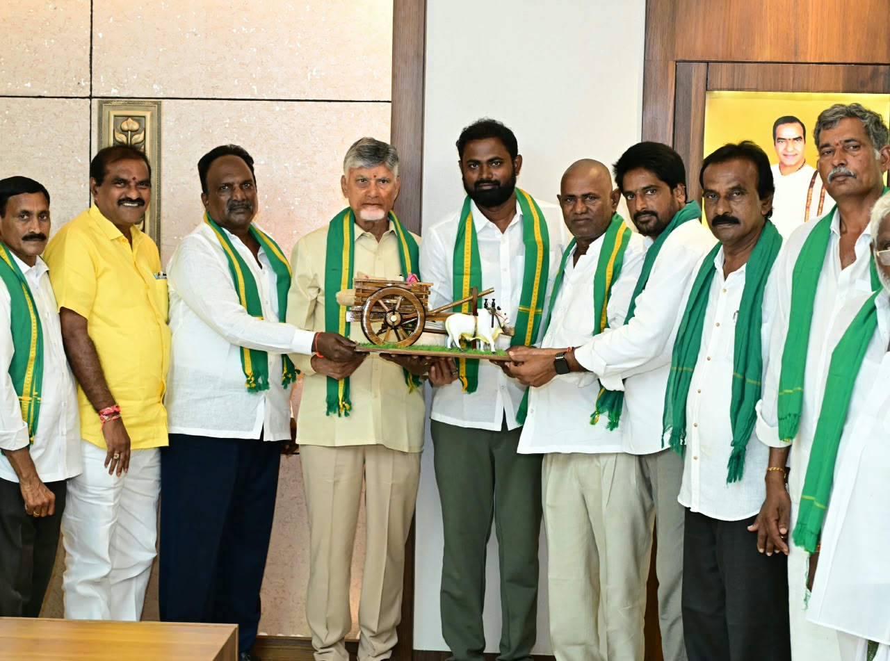 Farmers Felicitate Chief Minister Chandrababu Naidu For Providing Water Security Through Pattiseema Lift Irrigation Project 