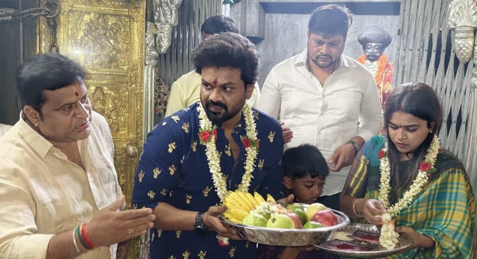Manoj Manchu & Bhuma Mounika Seek Blessings at Sri Chamundeshwari Temple in Mysuru Manoj Manchu Bhuma Mounika Seek Blessings At Sri Chamundeshwari Temple In Mysuru