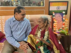 Anjaiah Chowdary Lavu Felicitates Pingali Venkayya's Daughter Sitamahalakshmi