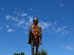 Dr. Krishna Ella visits Gandhi Memorial in Dallas