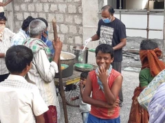 Raja Kasukurthi Provided Food for Wage Workers in Vij 29 Apr 2020