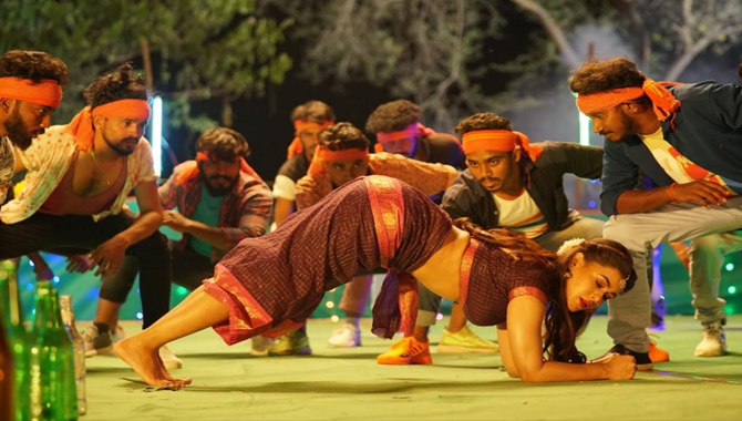 సోషల్ మీడియాను ఊపేస్తున్న 'స్పీడ్220' చిత్రం సాంగ్